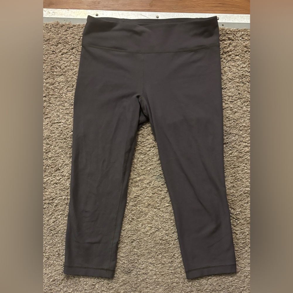 Under Armour Woman’s Sm Gray Capri Leggings Great Condition Silver Logo On Back